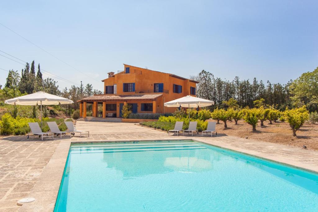 Villa con piscina frente a una casa en Finca Can Pol, en Inca