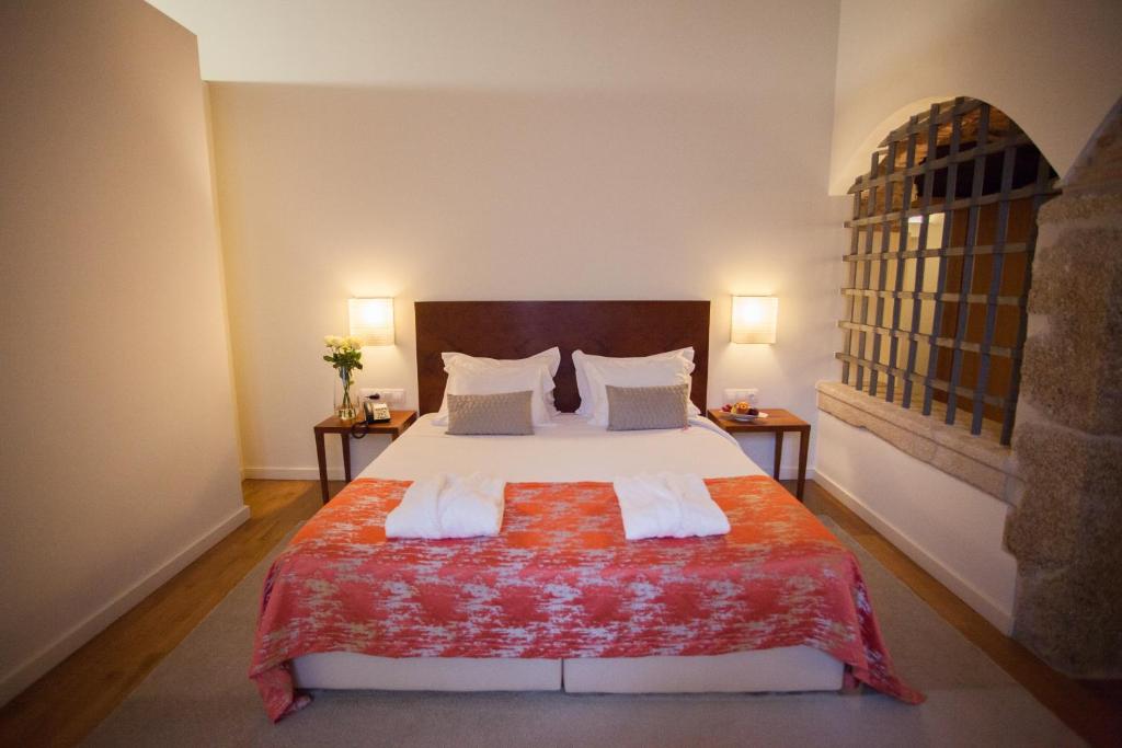 Uma cama ou camas num quarto em Convento Da Serta Hotel