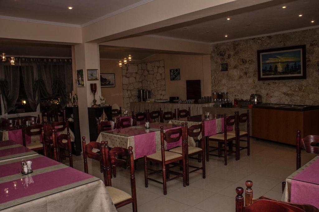 Reštaurácia alebo iné gastronomické zariadenie v ubytovaní Hotel Ilios