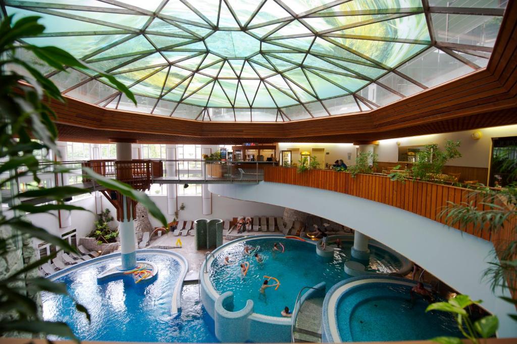 Bazén v ubytování MenDan Magic Spa & Wellness Hotel nebo v jeho okolí