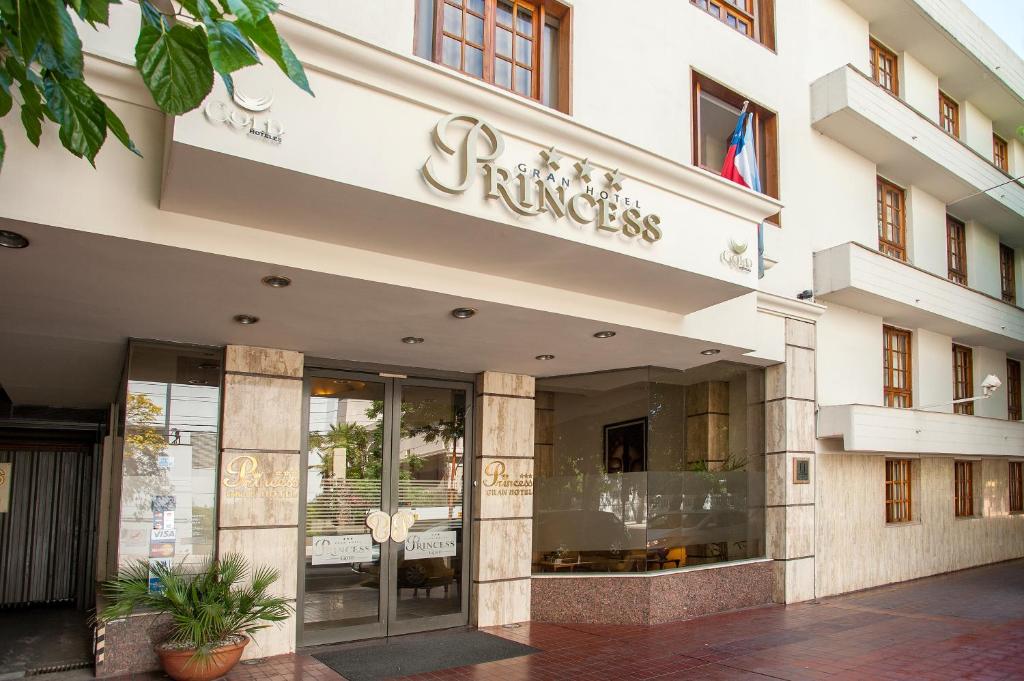 een gebouw met de ingang van een hotel bij Hotel Princess in Mendoza