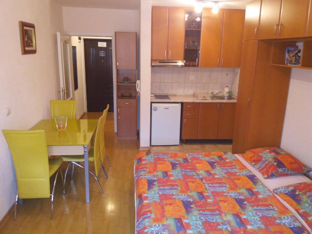Renome apartmani - Apartment With Terrace