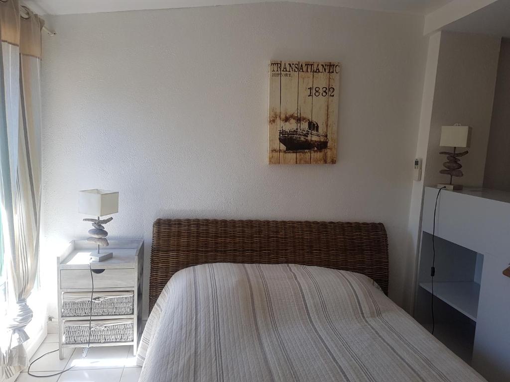 Postel nebo postele na pokoji v ubytování Hostellerie Provencale