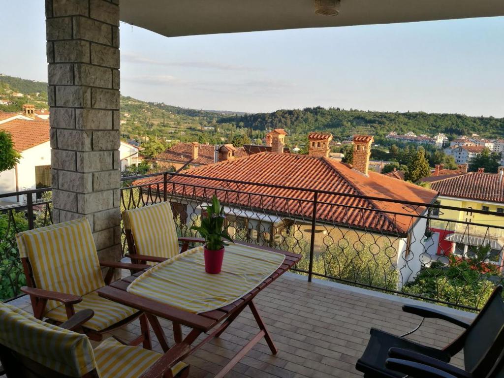 patio con mesa y sillas en el balcón en Luna 31, en Portorož