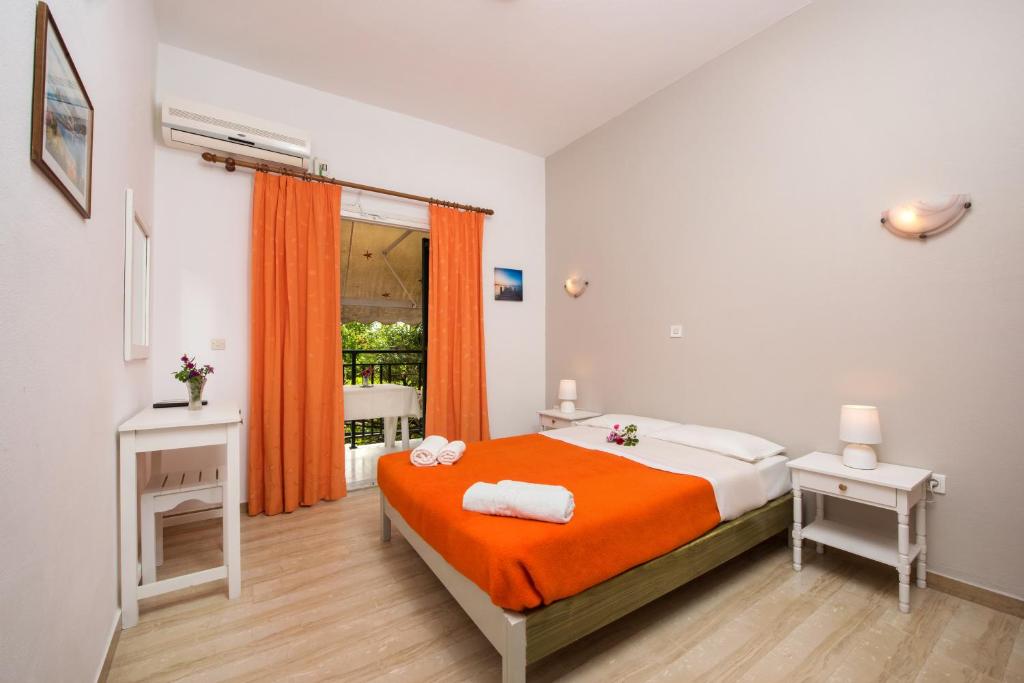 Postel nebo postele na pokoji v ubytování Argo Pool & Bar