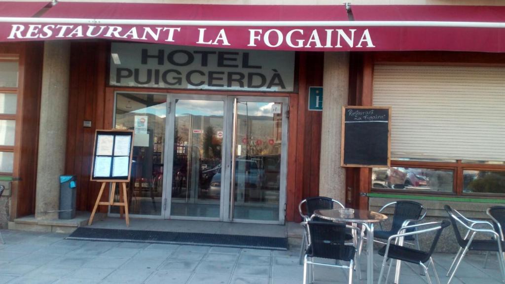 プッチェルダーにあるHotel Puigcerdàの建物の外にテーブルと椅子があるホテル