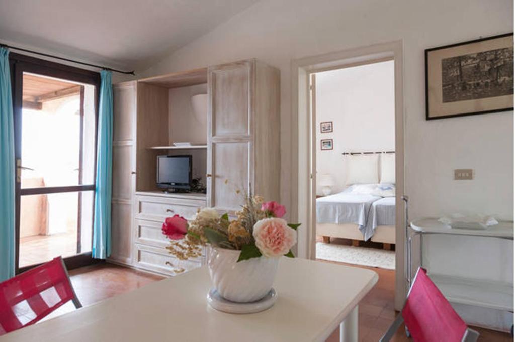 Μια τηλεόραση ή/και κέντρο ψυχαγωγίας στο Bilocale Ginestre - Costa Smeralda