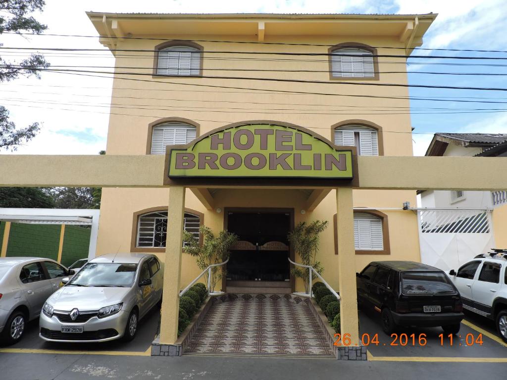 a hotel brooklyn with cars parked in front of it at Hotel Brooklin in Sao Paulo