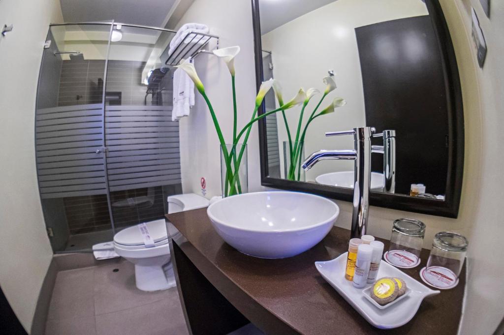 Un baño de Allpa Hotel & Suites