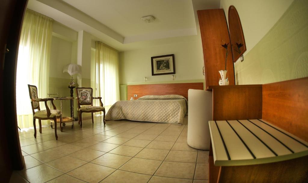 Postel nebo postele na pokoji v ubytování Tourist Hotel