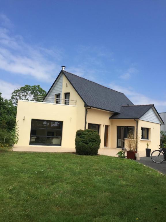 une maison blanche avec un toit noir dans l'établissement Villa Benodet, à Bénodet