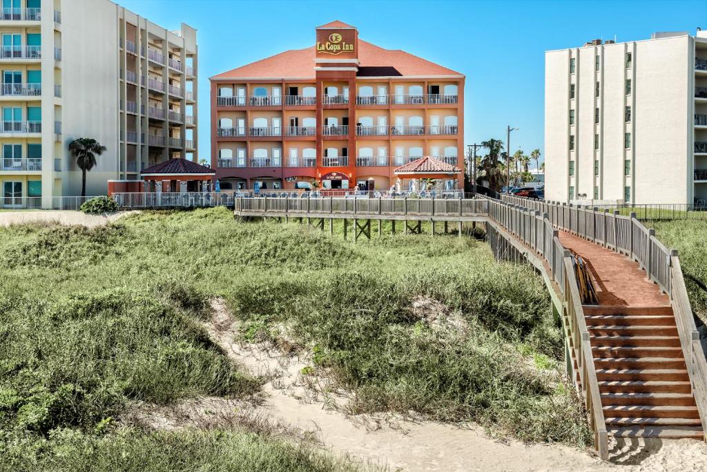 un hotel con una torre de reloj en la parte superior de un edificio en La Copa Inn Beach Hotel en South Padre Island