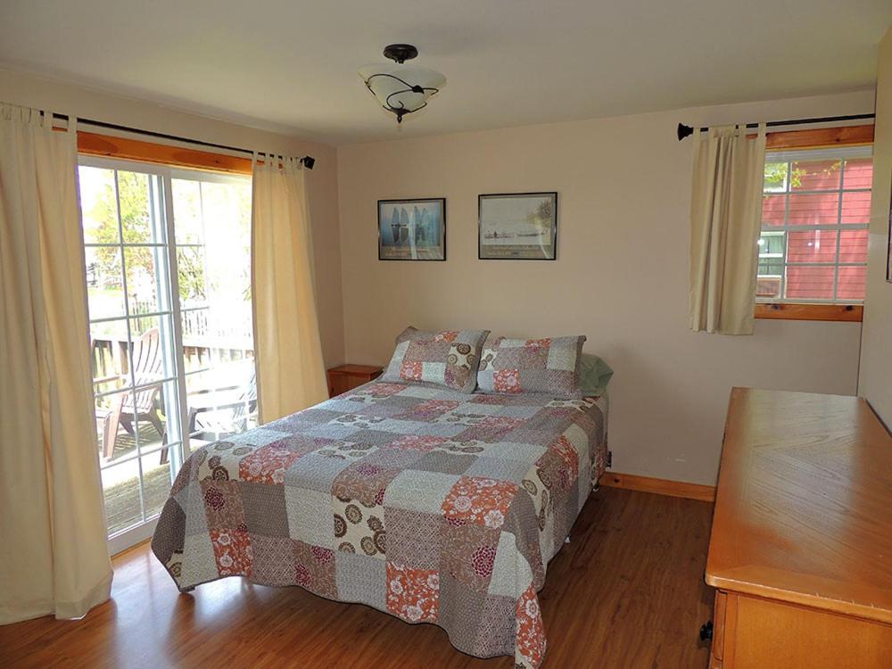 Angel Rock Waterfront Cottages - Four-Bedroom House C.H.