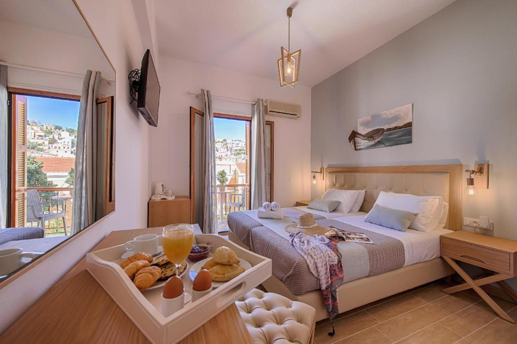 een slaapkamer met een bed met een dienblad met eten erop bij Kokona in Symi