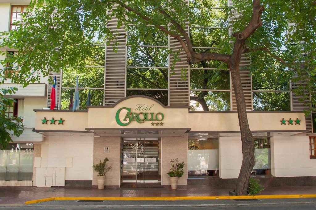 un front de magasin avec un panneau indiquant «goo» dans l'établissement Hotel Carollo, à Mendoza