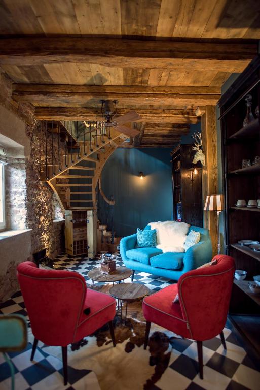 a living room with a blue couch and a staircase at Le B. VINTAGE in Riquewihr