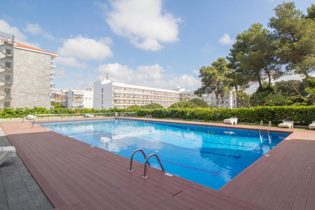 een groot zwembad met een gebouw op de achtergrond bij Mariposa 1024 IBERPLAYA in Salou