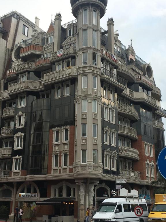 un edificio con una torre de reloj encima en Apartment Sea Avenue en Batumi