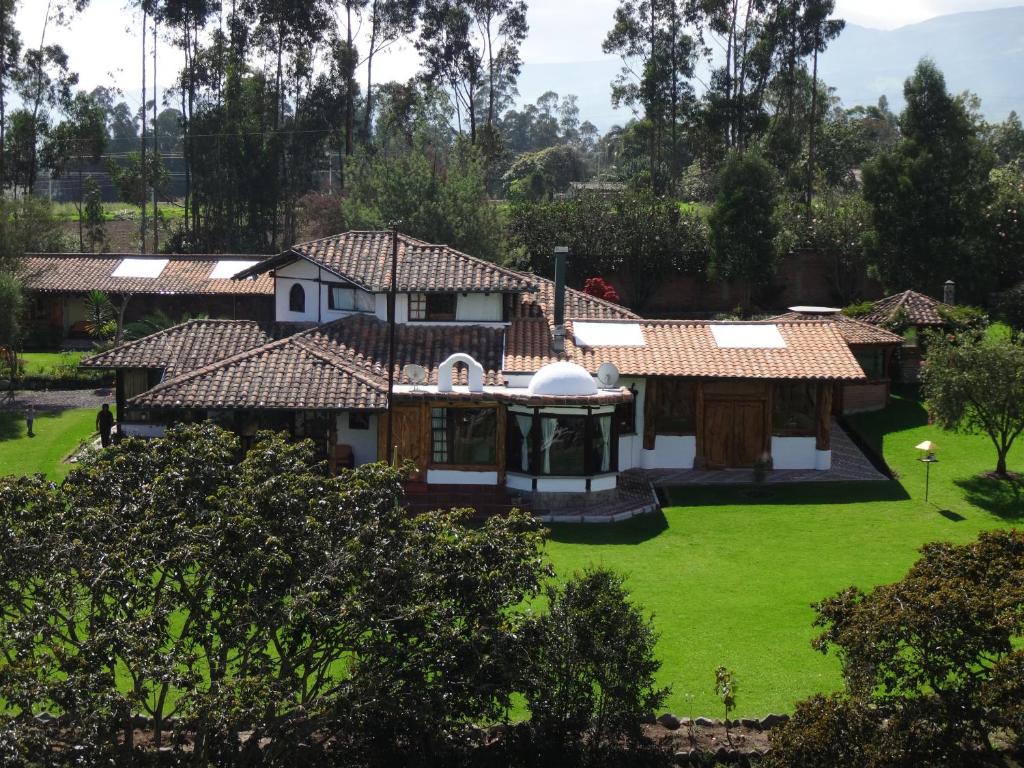 an aerial view of a house with a green yard at Zaysant Ecolodge in Puembo