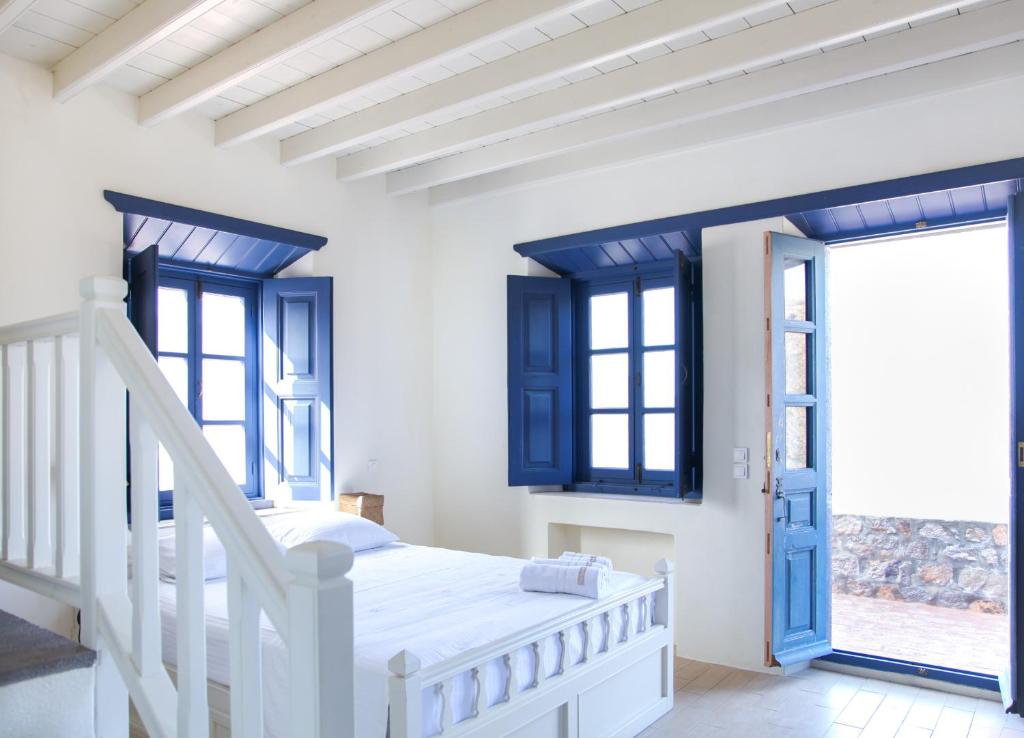 Calmness & Spiritual Patmos Villaにあるベッド