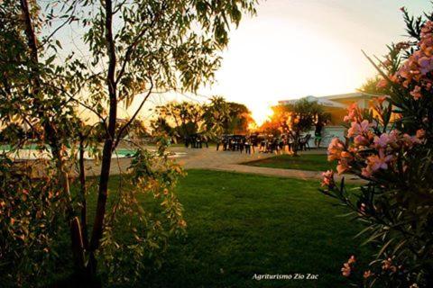 vista su un parco alberato e su una pozza d'acqua di Agriturismo Zio Zac a Torre Pali