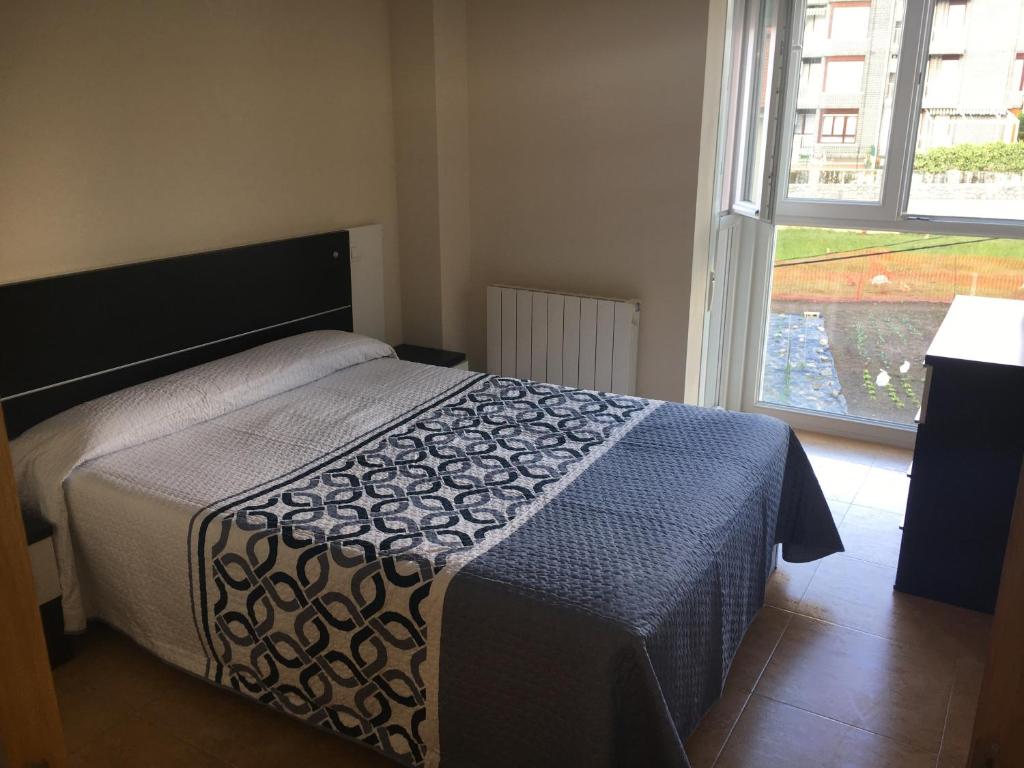 A bed or beds in a room at Hotel Azcona