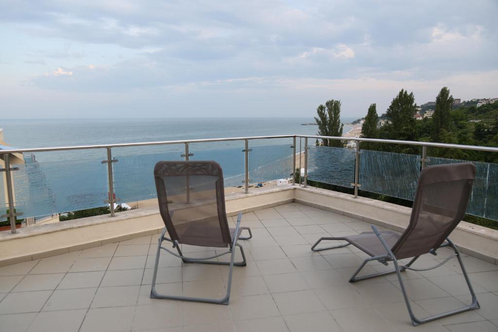 ゴールデン・サンズにあるKabakum Beach Resort Apartmentsの海を望むバルコニー(椅子2脚付)