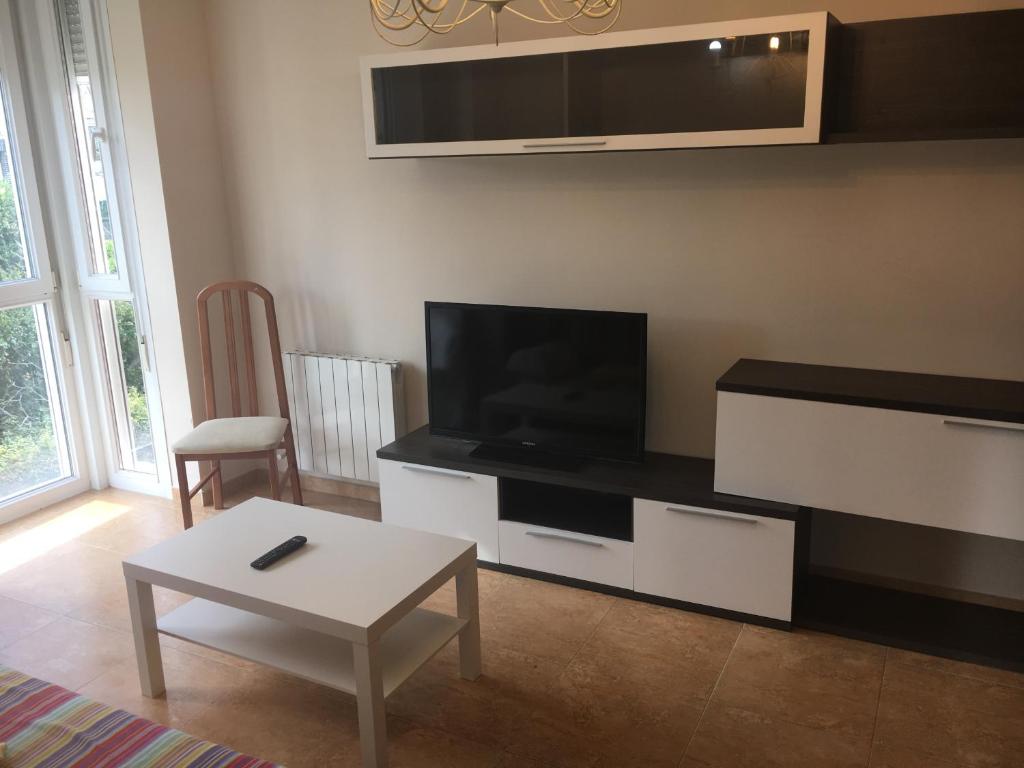 A television and/or entertainment centre at Hotel Azcona