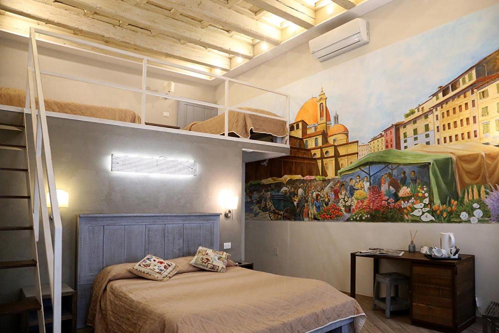 フィレンツェにあるB&B Locanda Il Salimbeccoのベッドルーム1室(二段ベッド2組付)が備わります。壁には絵画が飾られています。
