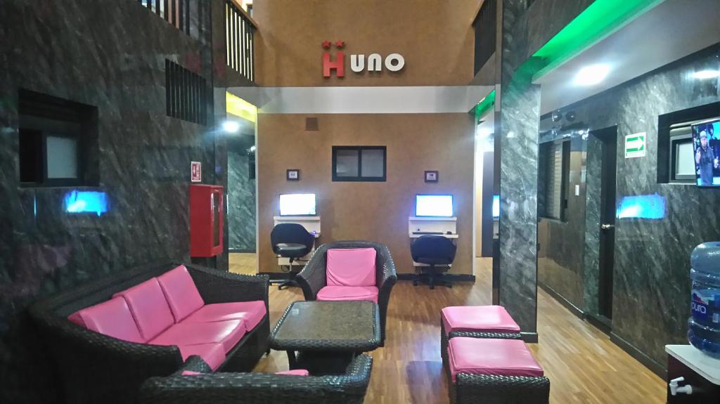 una sala de espera con sillas rosas en un hospital en Hotel H - Valencia Adults Only, en Ciudad de México