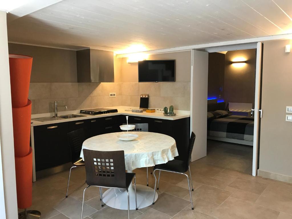 Kuchyň nebo kuchyňský kout v ubytování OroVerde Rooms & Suite nel cuore di Trani