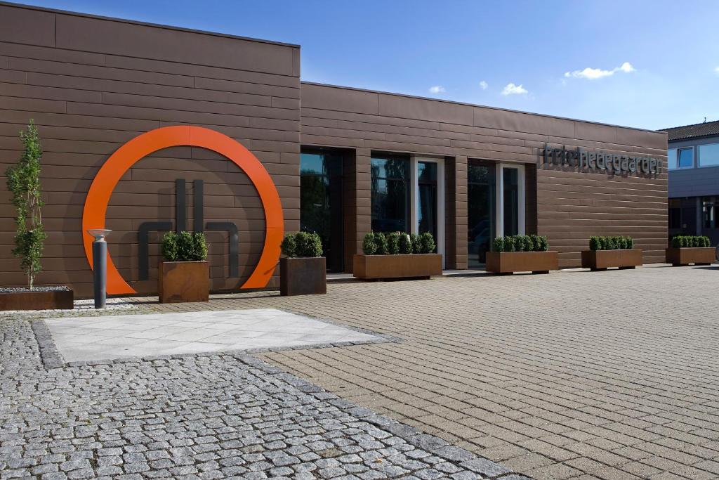 un bâtiment avec un cercle orange sur son côté dans l'établissement Hotel Hedegaarden, à Vejle