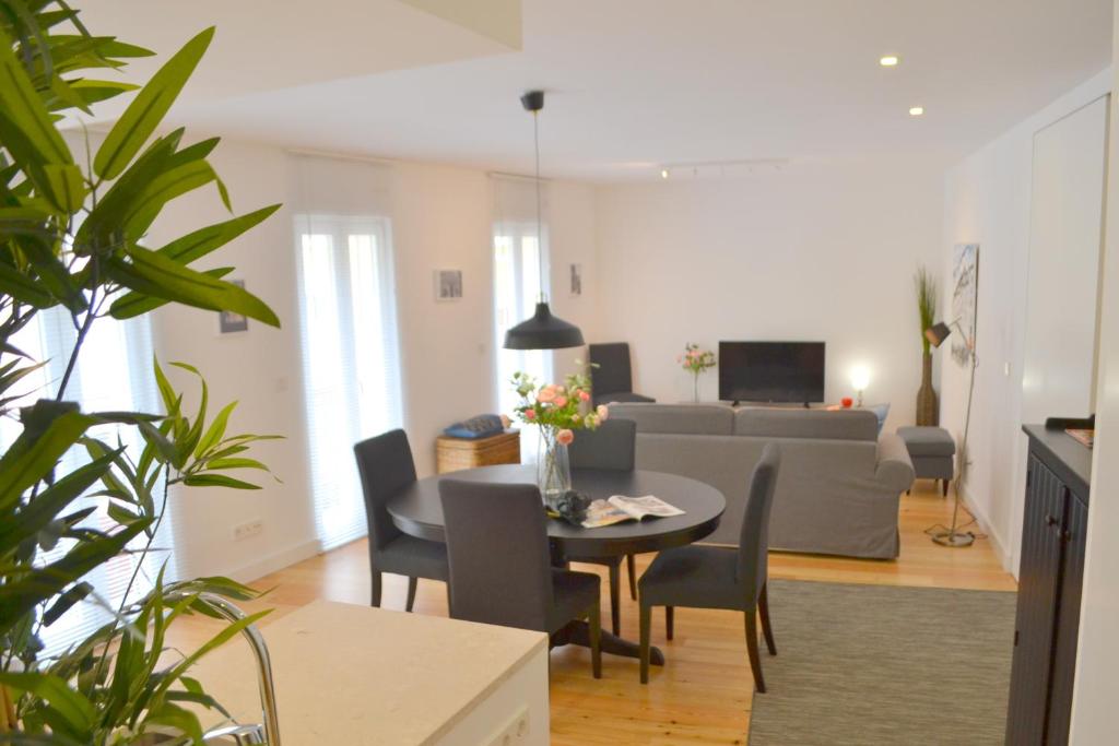 uma sala de estar com uma mesa e um sofá em TP BOMBARDA 5, Lisbon Deluxe Apartment em Lisboa