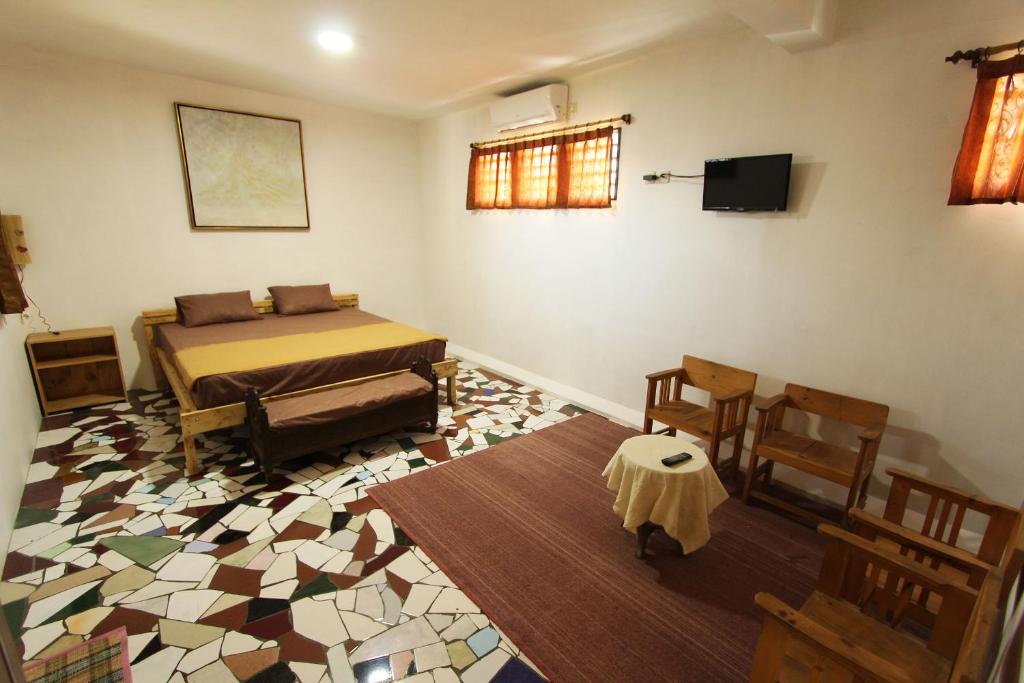 Postel nebo postele na pokoji v ubytování Posnya Seni Godod Art Gallery & Homestay