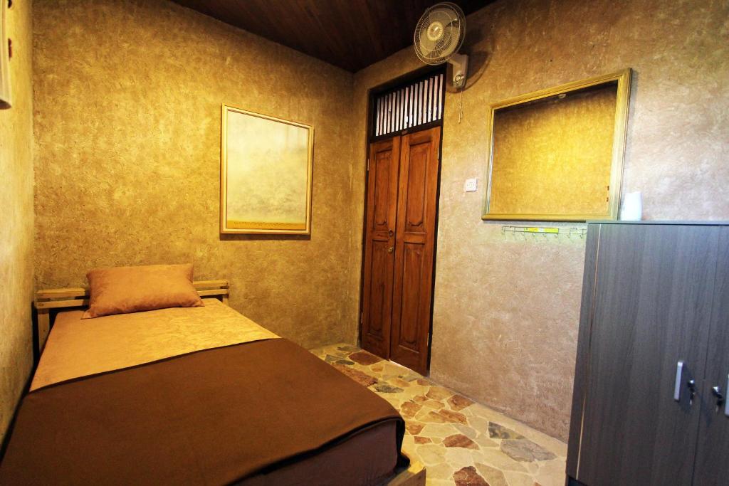 Postel nebo postele na pokoji v ubytování Posnya Seni Godod Art Gallery & Homestay