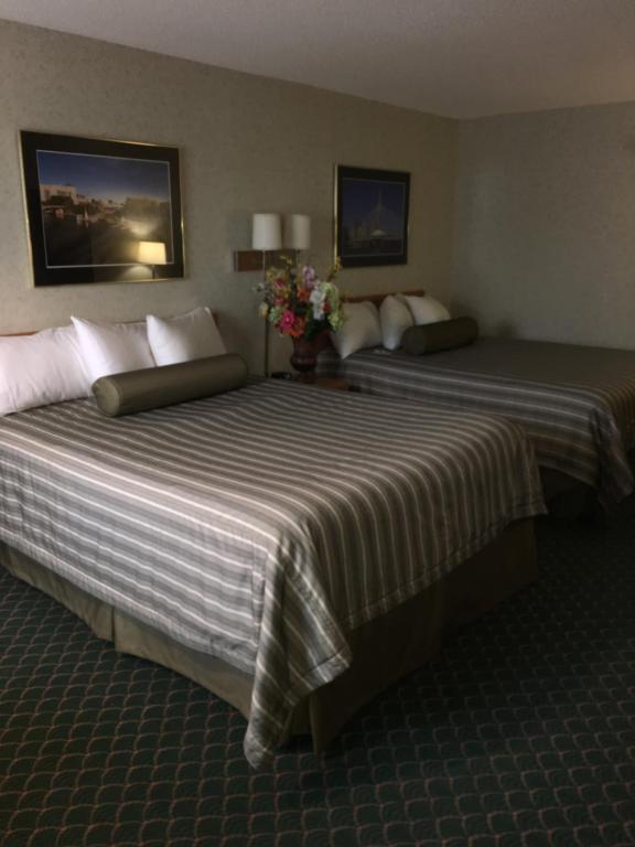 Postel nebo postele na pokoji v ubytování Travelodge by Wyndham Winnipeg East