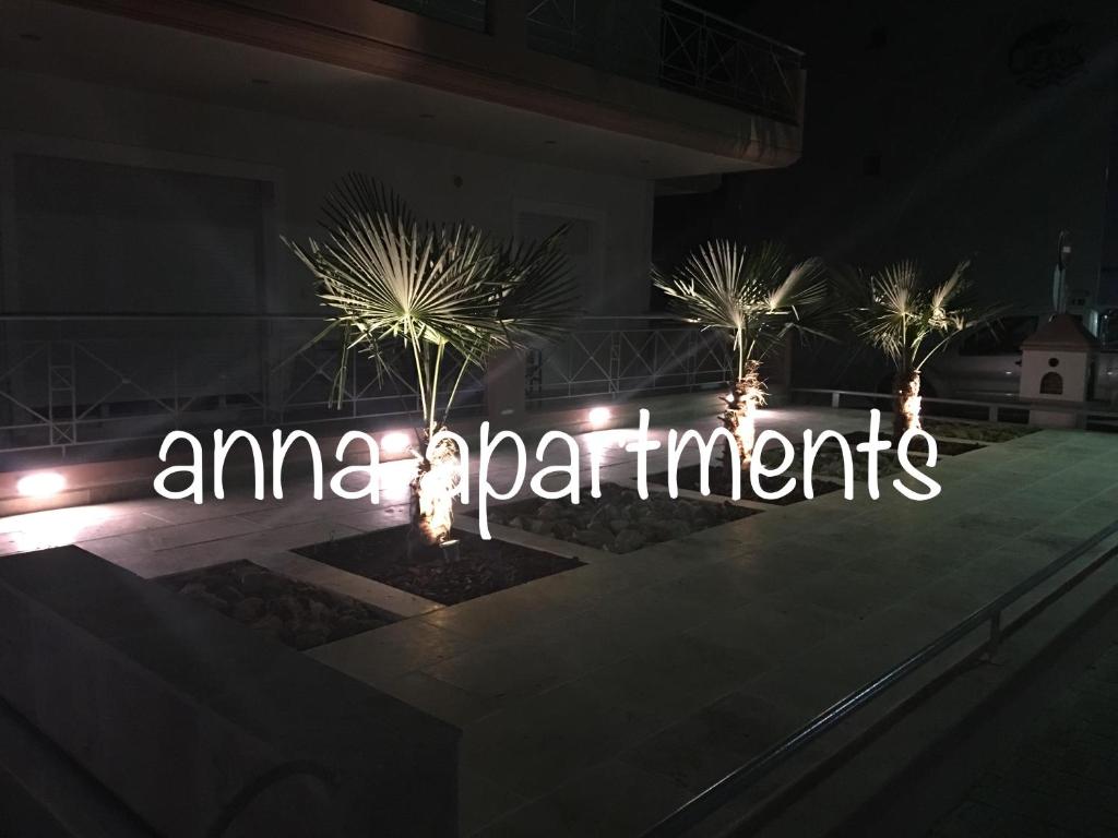 ケラモティにあるAnna Apartmentsの夜の建物の驚きを表すネオン印