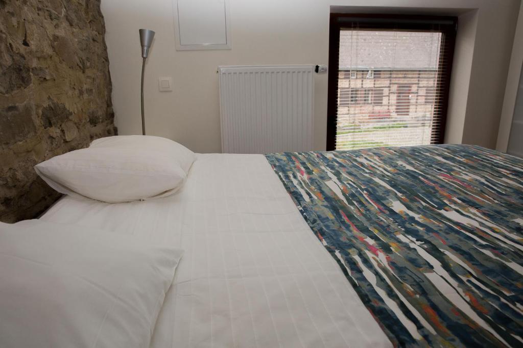 Postel nebo postele na pokoji v ubytování B&B Ferme de Leuze Rustieke Gîtes nabij Durbuy, eigen laadpalen