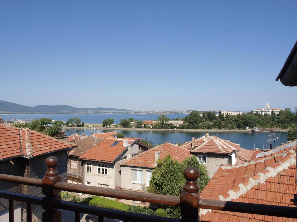 balcone con vista sulla città. di Guestrooms Hema a Sozopol
