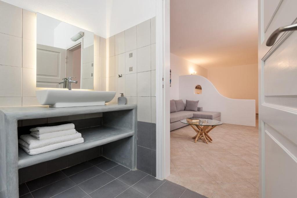 Una cama o camas en una habitación de Katharos Pool Villas