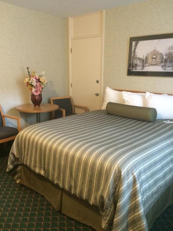 Postel nebo postele na pokoji v ubytování Travelodge by Wyndham Winnipeg East