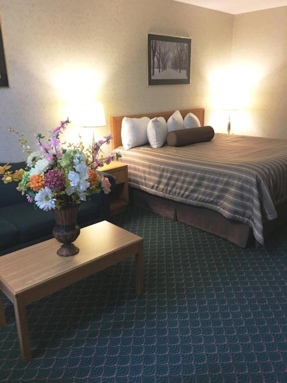 Postel nebo postele na pokoji v ubytování Travelodge by Wyndham Winnipeg East