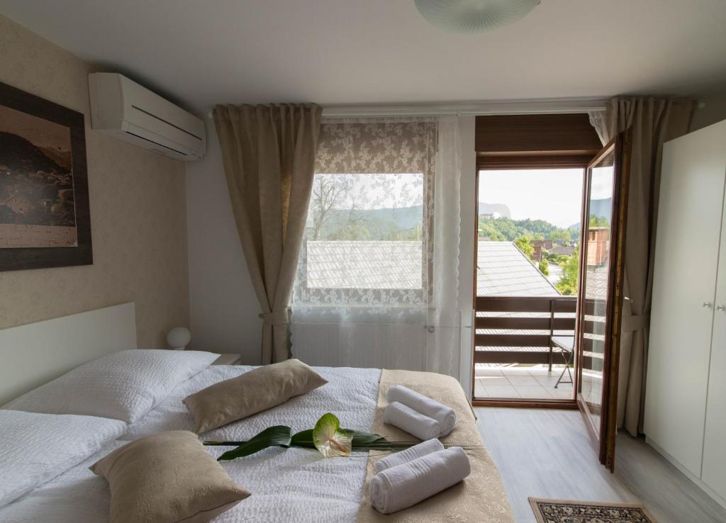 Postel nebo postele na pokoji v ubytování Apartments & Rooms Aleksandra