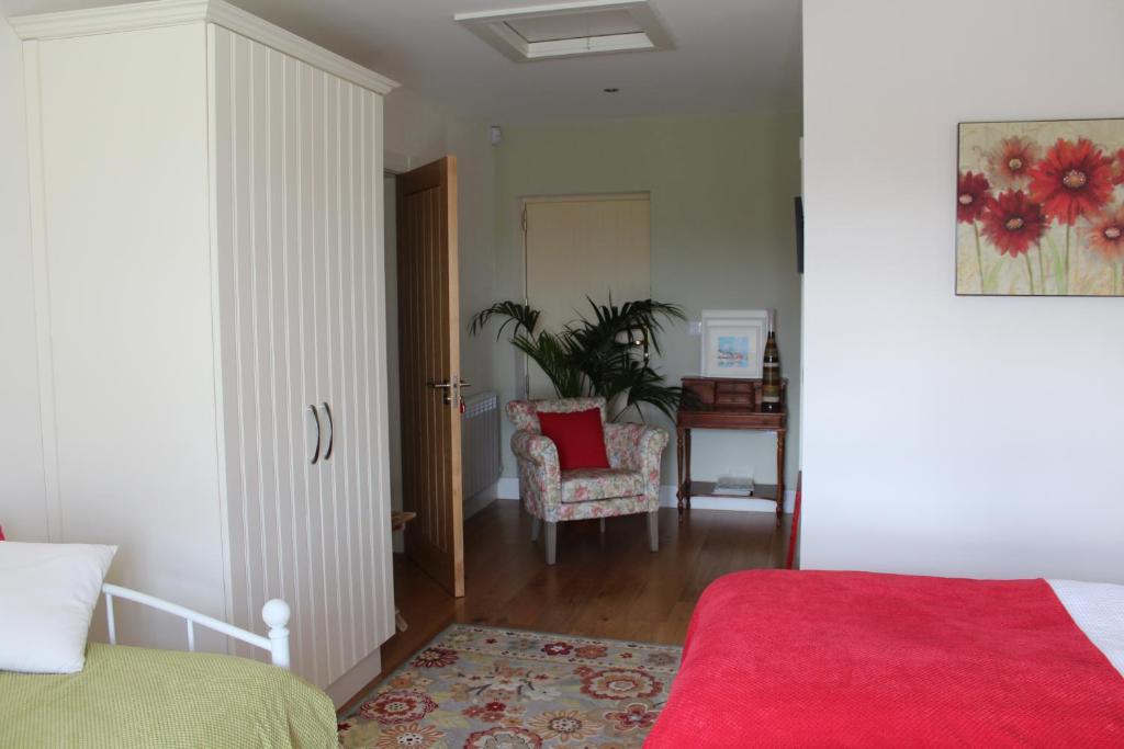 Postel nebo postele na pokoji v ubytování Luachra Lodge