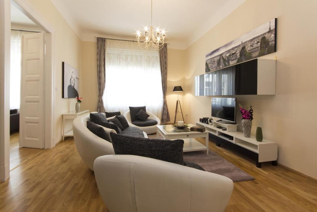 ブダペストにあるVaci 12 Apartmentのリビングルーム(白いソファ、テレビ付)