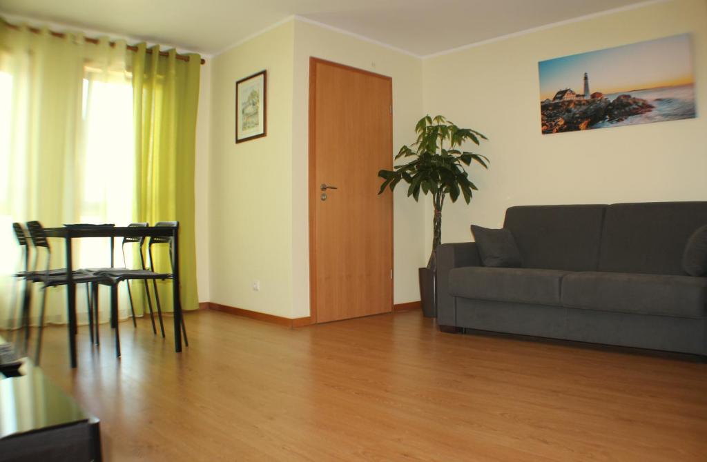 sala de estar con sofá y mesa en Atlantico Flat, en Oporto