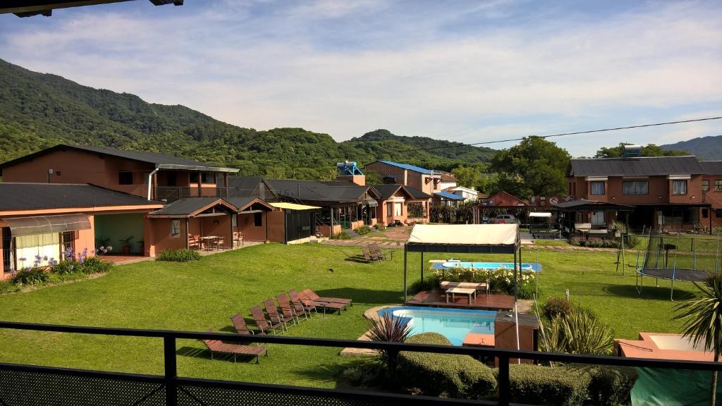 vista su un cortile del resort con piscina di Cabañas San Lorenzo a San Lorenzo