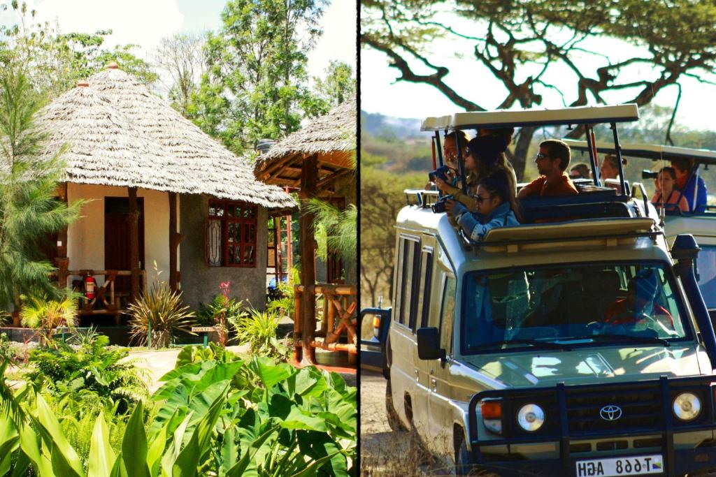 un grupo de personas montando en un vehículo frente a una casa en The Vijiji Center Lodge & Safari, en Arusha