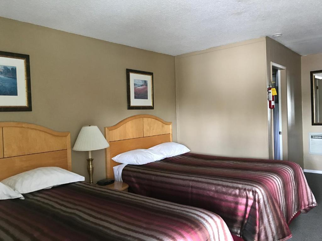 Postel nebo postele na pokoji v ubytování Bulkley Valley Motel