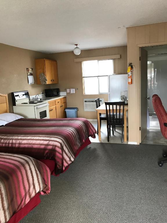 Kuchyň nebo kuchyňský kout v ubytování Bulkley Valley Motel